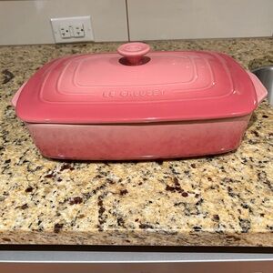 Closet clearout! 🌸💗RARE💗🌸 NWOT Le Creuset Pink Dish w/ Lid